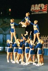 cheerleaders in pyramid